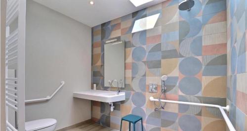 a bathroom with a sink and a toilet at Ô Pré des Fleurs in Amanlis