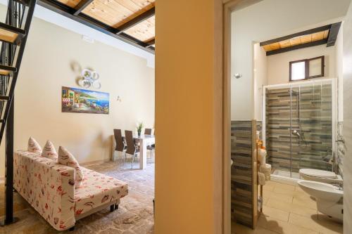 a room with a bathroom with a toilet and a table at La rimesa di Tittì - Tittì in Alezio