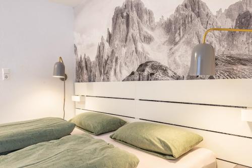 a bedroom with two beds and a mural of mountains at Salem´s Treasure Manor in Salem