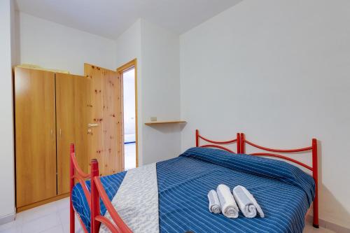 a bedroom with a bed with two towels on it at La vista di Mondo in Torre Dei Corsari