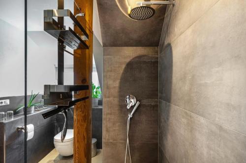 a bathroom with a shower with a toilet and a sink at Ferienwohnug New Look in Geisenheim