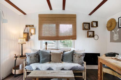 a living room with a couch and a window at Lütte Hütte in Hennstedt