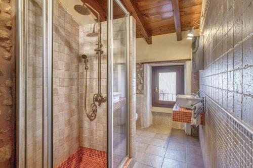 a bathroom with a shower with a glass door at Casa del Sol in Búger