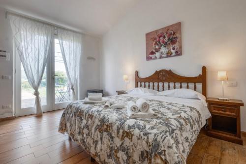 a bedroom with a bed with towels on it at Albergo Pietriccio Rosso in Manciano