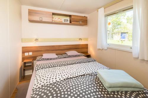 two beds in a small room with a window at Tonis Hütte in Hohenfels