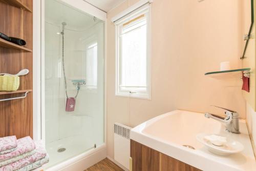 a bathroom with a tub and a sink and a shower at Tonis Hütte in Hohenfels