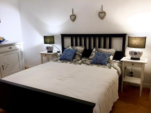 - une chambre avec un grand lit et des oreillers bleus dans l'établissement Exclusive Old Town Apartment by Renters, à Wrocław