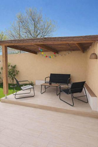 two chairs and a picnic table on a patio at La Villa Yenna in Vergèze