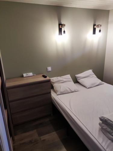 Un pat sau paturi într-o cameră la Chalet Les Angles