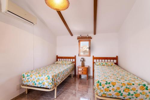 two beds sitting next to each other in a room at Casa Pedro Piscina in Puerto Marino