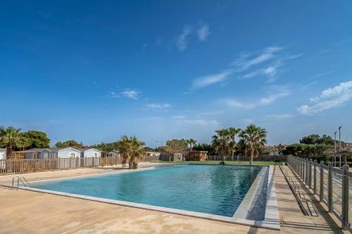 Swimmingpoolen hos eller tæt på Chez Claude