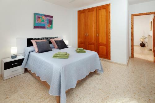 a bedroom with a bed with two towels on it at Apartamento Sugar Factory in Torre del Mar