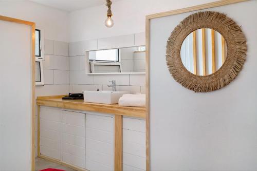 a bathroom with a sink and a mirror on the wall at Casa Amanecer 2 in Mácher
