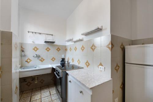 a small kitchen with a sink and a refrigerator at Casa Solarolo in Montinelle