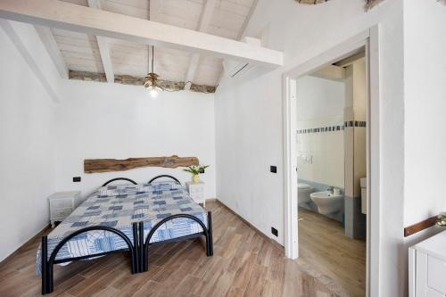 a white room with a table and a bathroom at Il Nido in Pompeiana