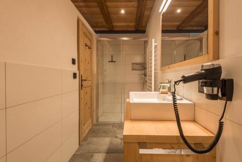 a bathroom with a sink and a shower at Hatzeshof Heustadel in Laion