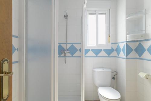 a bathroom with a toilet and a shower at Apartamento Perez Zara 7 in Conil de la Frontera