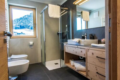 a bathroom with a sink toilet and a shower at Kieserhof Apartment Wald in Terento