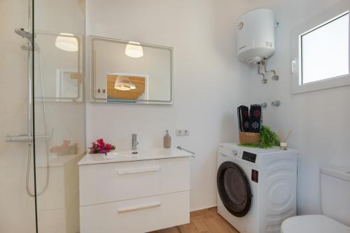 a bathroom with a washing machine and a sink at Seguidilla Relax in Gran Tarajal