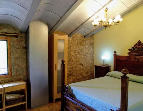 a bedroom with a bed and a ceiling at Miramar in Montblanc