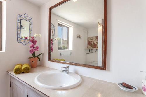 a bathroom with a sink and a mirror at Oasis en Cotillo in Roque