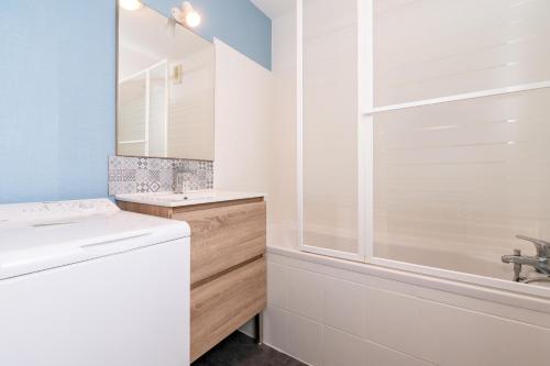 a bathroom with a sink and a shower at L'Optimist, parking, proche plages in Arzon