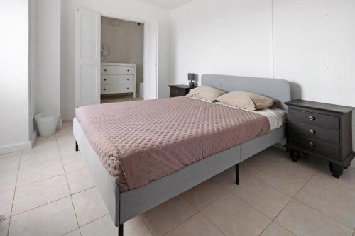 a bedroom with a bed and a dresser and a nightstand at Casa Branca in Ribeiras
