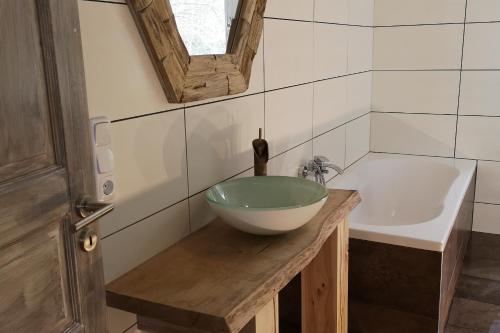 a bathroom with a bowl sink and a tub at Fewo einzigartige Aussicht im Harz in Walkenried