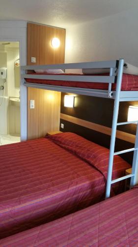 Una cama o camas en una habitación de Premiere Classe Bayeux