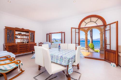 a dining room with a table and chairs at Villa Cas Siulet in Alcudia