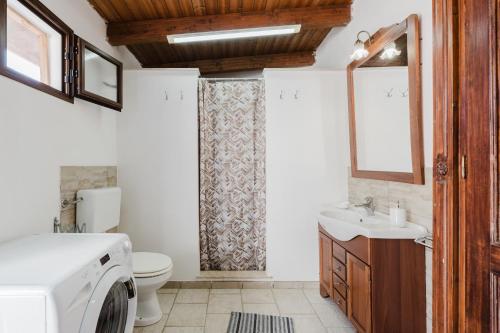 a bathroom with a washing machine and a sink at Casa Margiulu’ - Partanna in Partanna