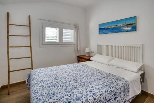 a bedroom with a bed and a ladder at Old Side Duplex Platja d Aro in Platja d'Aro