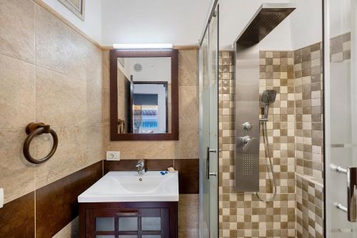 a bathroom with a sink and a shower at Casa Nene in La Matanza de Acentejo