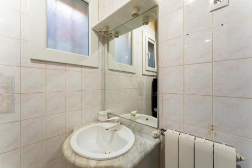 a bathroom with a sink and a mirror at Maison Avec Vue Sur Le Ventoux in Faucon