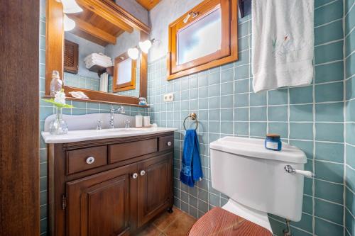 a bathroom with a toilet and a sink at la casita in Las Pesas