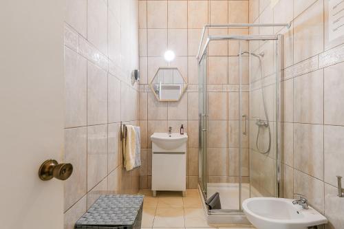 a bathroom with a shower and a sink at Duplexdubocage in Setúbal