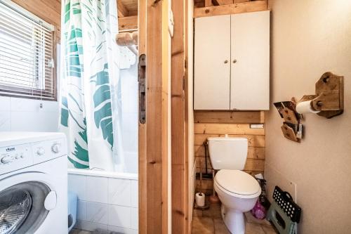 a small bathroom with a toilet and a sink at Chalet 6p Classique-Les Ajoncs d'or in Verchaix