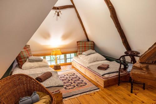 a bedroom with two beds in a attic at Reetdachhaus Bischoff in Kuden