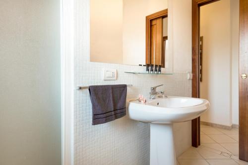a bathroom with a sink and a mirror at Granito's in Monte Petrosu