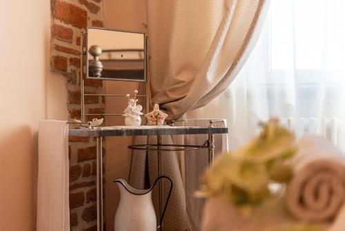 a bathroom with a sink and a mirror at Casa del Nonno Bingheri in Cortona