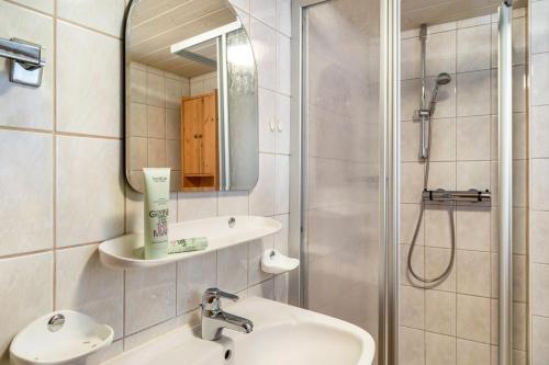 a bathroom with a sink and a shower at Sonnenhütte Wildschönau Obergeschoß in Grafenweg