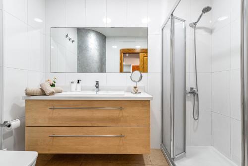 a bathroom with a sink and a shower at Casa Almi Las Palmas in Las Palmas de Gran Canaria