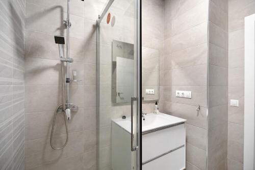 a bathroom with a shower and a sink at Piso con Encanto 2 in Cádiz