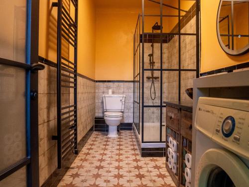 a bathroom with a toilet and a shower at Royal Oak House in Shaftesbury
