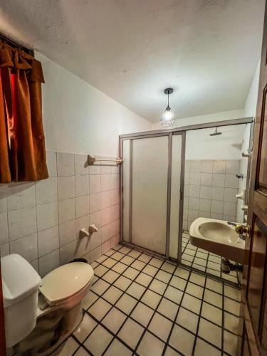 ein Badezimmer mit Toilette und Waschbecken in der Unterkunft Cabañas Lupita 22 in Mazamitla
