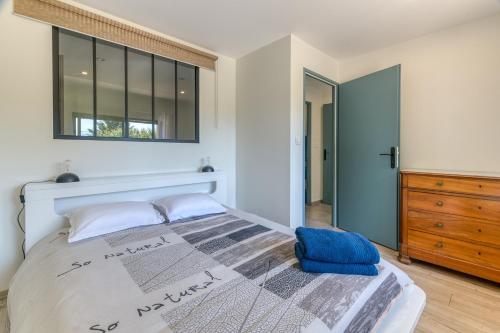 ein Schlafzimmer mit einem großen Bett und einem Fenster in der Unterkunft La source Amélie in Saint-Pancrasse