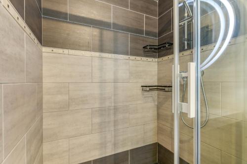 eine Dusche mit Glastür im Badezimmer in der Unterkunft La source Amélie in Saint-Pancrasse