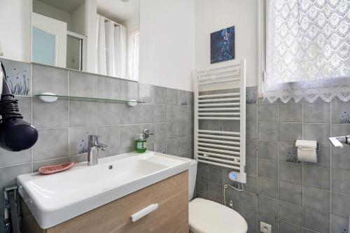 a bathroom with a sink and a toilet at Maison Kaoz Korriganez in La Boussac