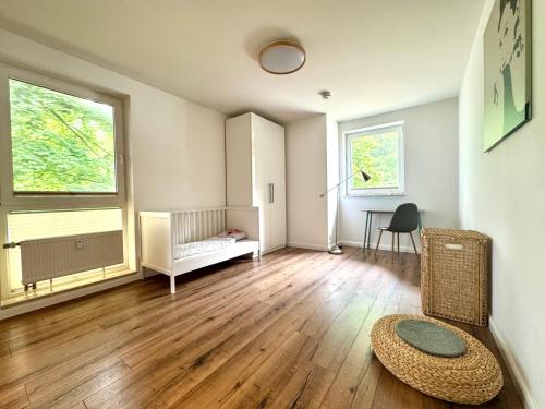 a room with a room with a bed and a table at Citynah und Chic bei Hamburg in Norderstedt