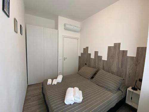 a bedroom with a bed with two towels on it at A7 Trilocale Fronte Mare in Marina di Grosseto